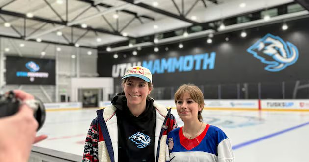 Hilary Knight conhece adolescente de Utah no USA Hockey History Center – Deseret News