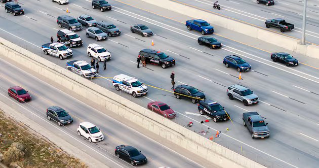 Homem baleado pela polícia na I-15 morreu. Veículo parado em aparente investigação de drogas – Deseret News