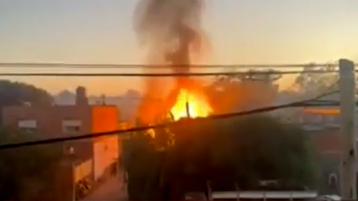 Incêndio chocante no armazém de Mariano Acosta. explosões e uma grande coluna de fumaça foram registradas.