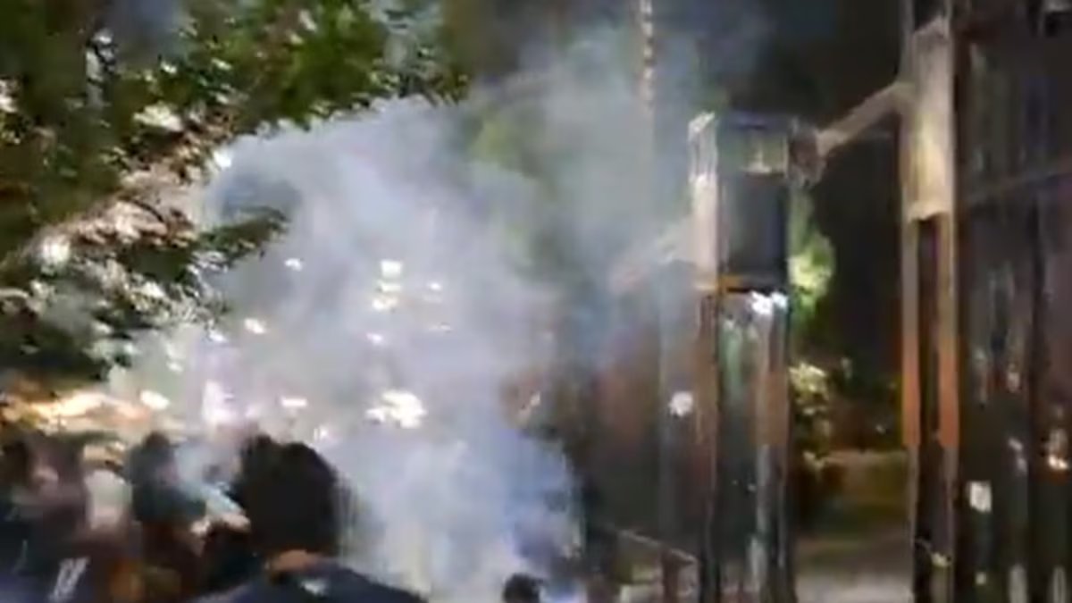 Incidentes em frente ao prédio do governo. um grupo de manifestantes queimou cobertores e tentou derrubar a cerca.