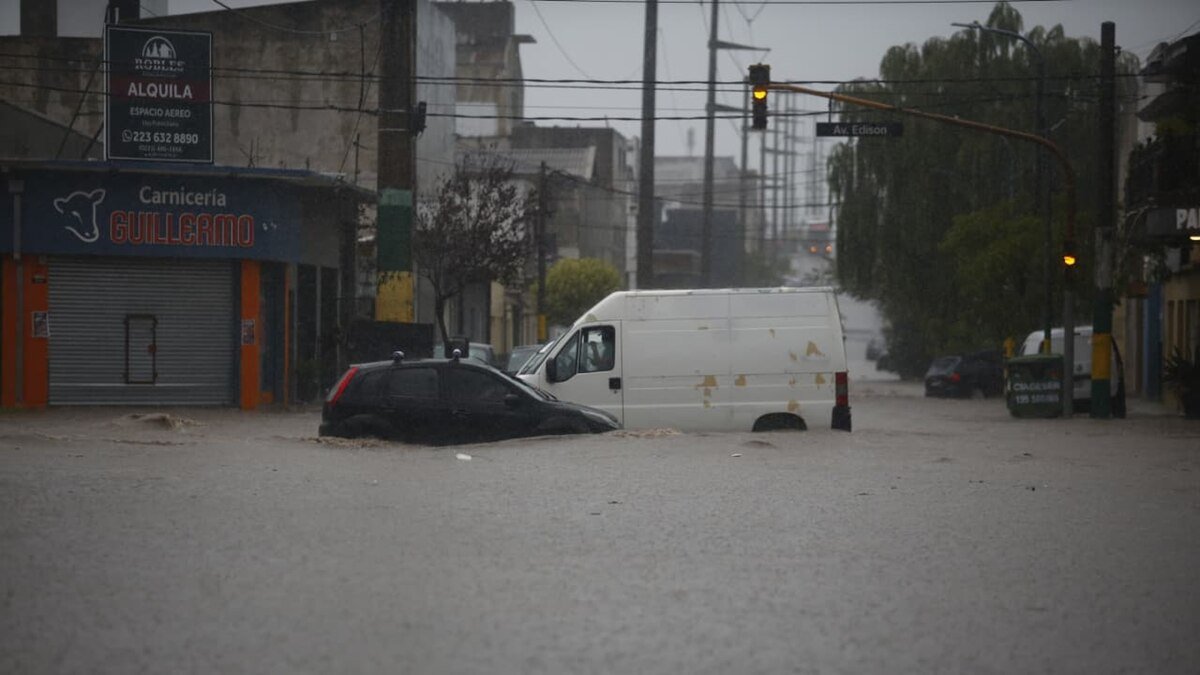 Inundação de meia hora inunda ruas e danifica casas e carros em Mar del Plata