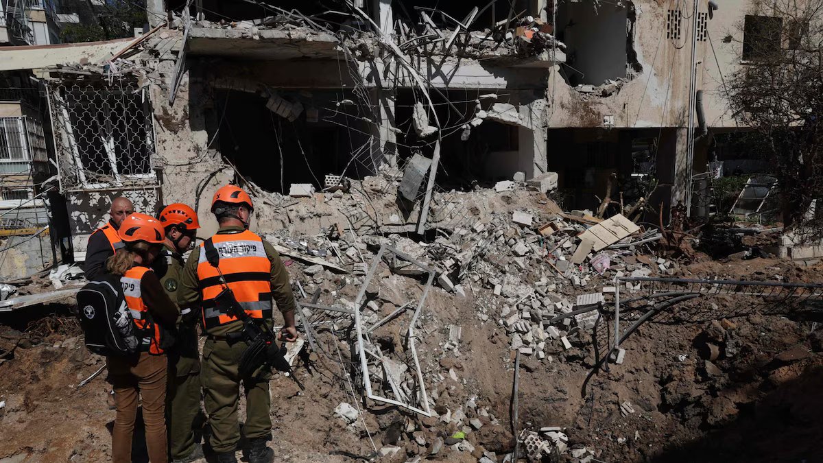 Israel informou que um míssil iraniano caiu no centro de Tel Aviv