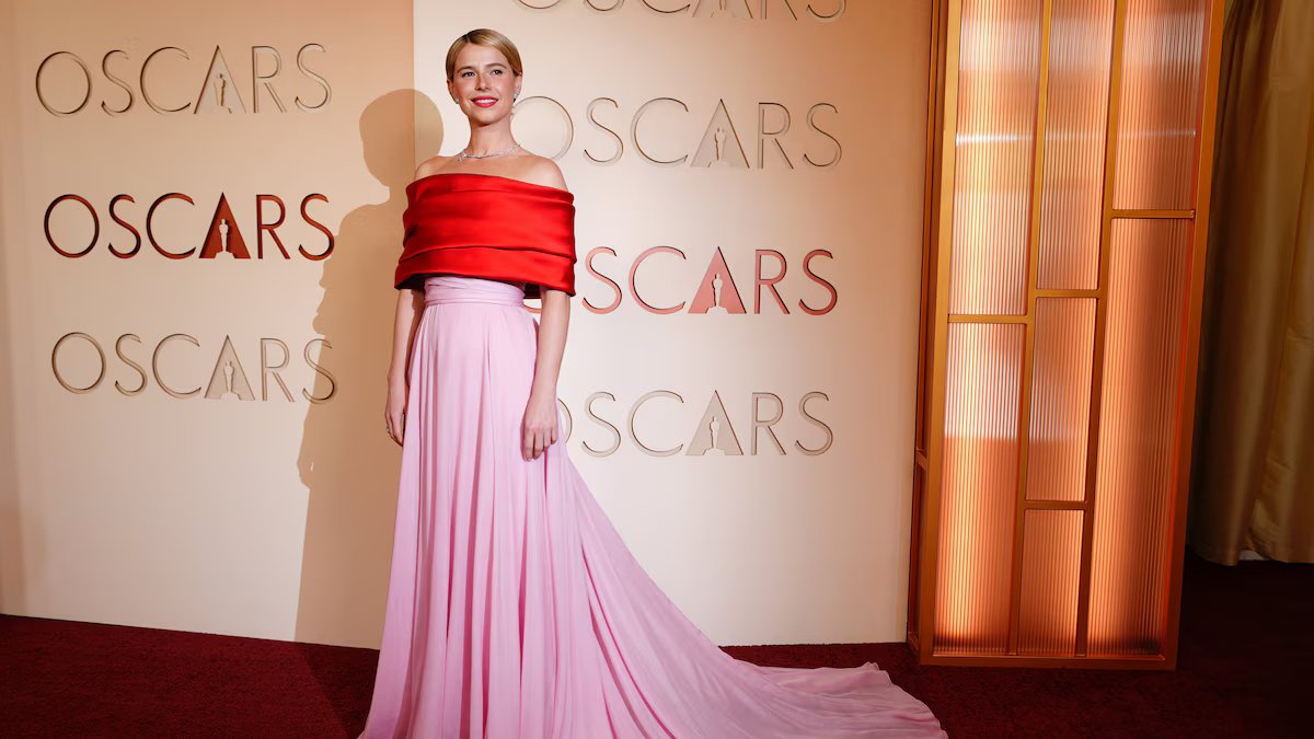 Jesse Buckley “roubou” o vestido de Taylor Swift e fez as pessoas falarem no tapete vermelho do Oscar.