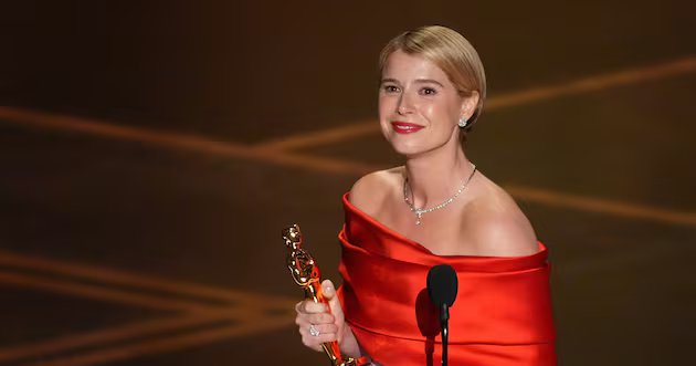 Jessie Buckley, vencedora do Oscar de melhor atriz, dedica discurso à mãe – Deseret News