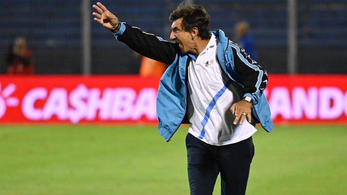 Jogadores revoltados, treinador que não quer “dar a camisa” e dirigentes “temos que cuidar do dinheiro”.