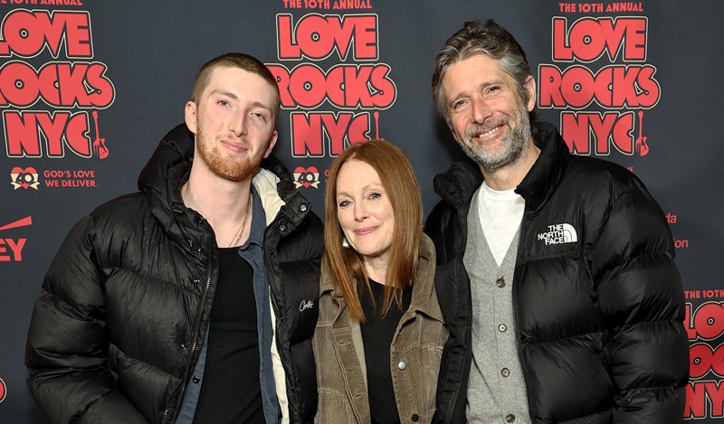 Julianne Moore caminha no tapete vermelho com marido e filho no show beneficente Love Rocks | Bart Freundlich, Cal Freundlich, Bebês Celebridades, Hozier, Julianne Moore, Mary J Blige, Whoopi Goldberg | Notícias e fofocas sobre celebridades | Entretenimento, fotos e vídeos