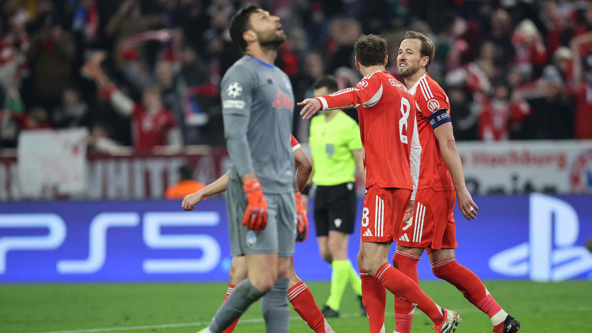 Kane marcou com os dois pés para converter o “Baviera”, e no Liverpool, Salah tocou na bola e… parou o goleiro.
