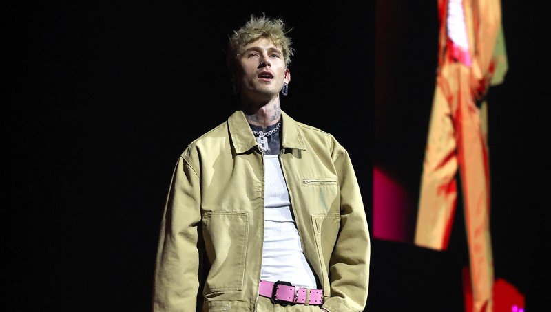 Kelly, fã de Machine Gun, cai do palco depois de dançar com ele, mas diz que está ‘bem’ | Metralhadora Kelly, mgk | Notícias e fofocas sobre celebridades | Entretenimento, fotos e vídeos