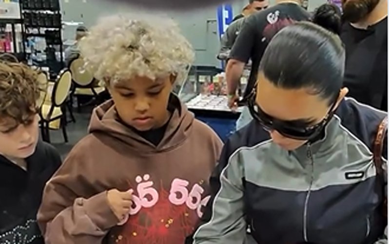 Kim Kardashian compra cartão Pokémon de US$ 1.300 para Son Saint West depois de analisar cartão de US$ 100.000 | Bebês celebridades, Kim Kardashian, Pokémon, Saint West | Notícias e fofocas sobre celebridades | Entretenimento, fotos e vídeos