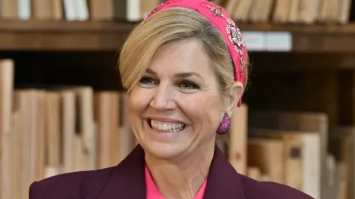 Look reformulado de Máxima Zorreguieta com acessório de cabeça da moda