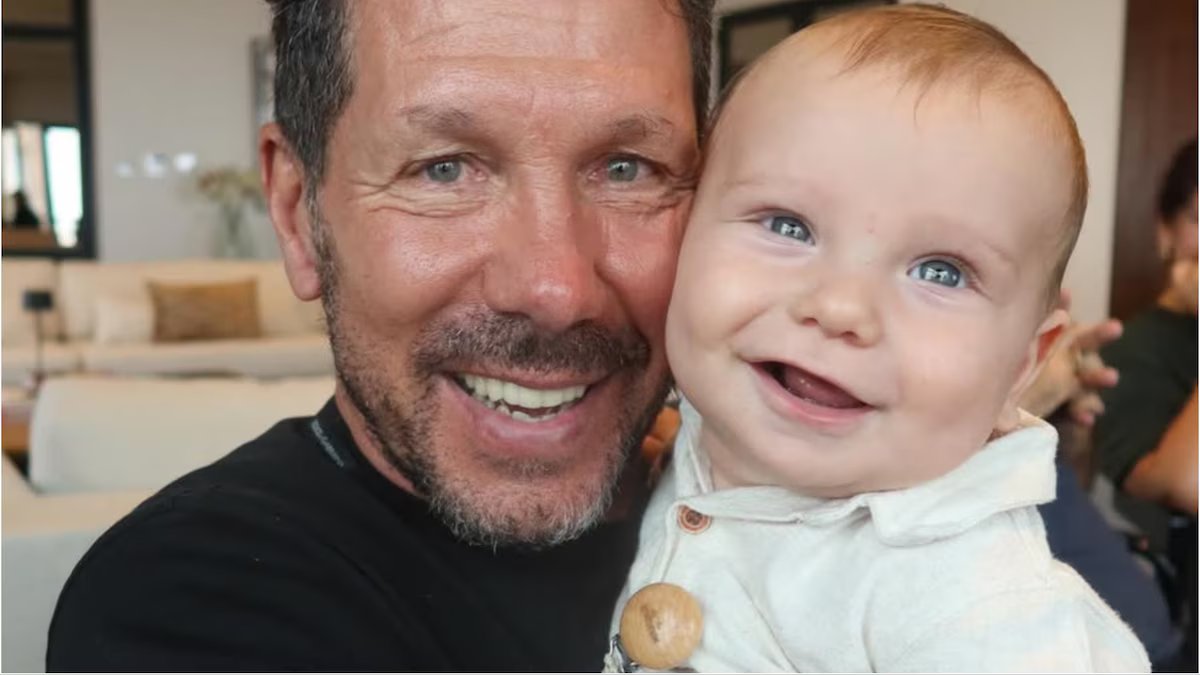 “Los Simeone”. Cholo foi para Buenos Aires e compartilhou o mais terno cartão de família com seu neto Faustino.