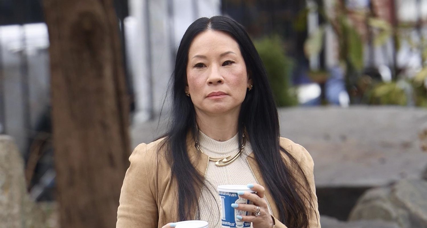 Lucy Liu toma café enquanto filma a nova série Pecock, ‘Superfakes’ em Nova York | Bohan Phoenix., Lucy Liu, Pavão, Superfakes, Televisão | Notícias e fofocas sobre celebridades | Entretenimento, fotos e vídeos