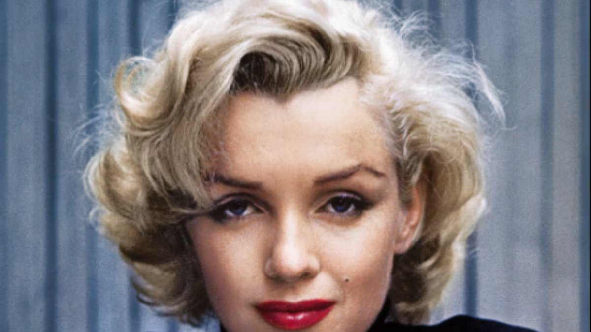Marilyn Monroe. “Em Hollywood pagam mil dólares por um beijo e cinquenta centavos pela alma”