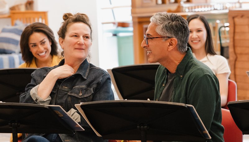 Maulik Pancholy, do 30 Rock, junta-se ao elenco do musical da Broadway ‘Schmigadoon’; Fotos do ensaio reveladas! | Alex Brightman, Ana Gasteyer, Ann Harada, Ayaan Diop, Brad Oscar, Broadway, Isabelle McCalla, Ivan Hernandez, Lorne Michaels, Maulik Pancholy, Max Clayton, McKenzie Kurtz, Sara Chase, Schmigadoon | Notícias e fofocas sobre celebridades | Entretenimento, fotos e vídeos