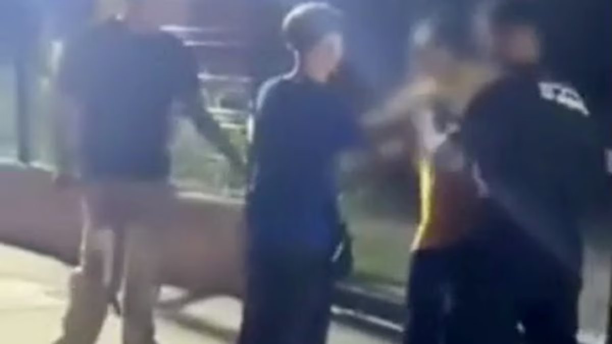 Mendoza. O homem de 19 anos interveio na briga, foi severamente espancado e ficou inconsciente.