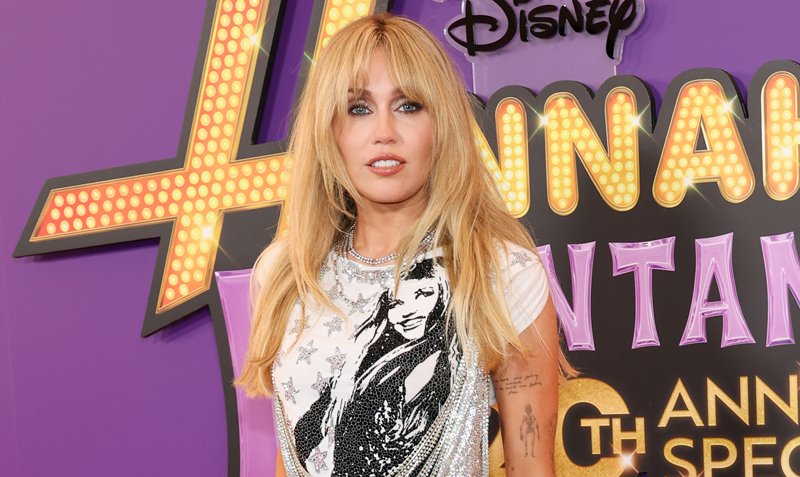 Miley Cyrus deslumbra com vestido prateado na estreia de ‘Hannah Montana 20’ ao lado do elenco original do show | Anna Maria Perez de Tagle, Cody Linley, Disney Channel, Hannah Montana, Jason Earles, Miley Cyrus, Moises Arias, Shanica Knowles, Televisão | Notícias e fofocas sobre celebridades | Entretenimento, fotos e vídeos