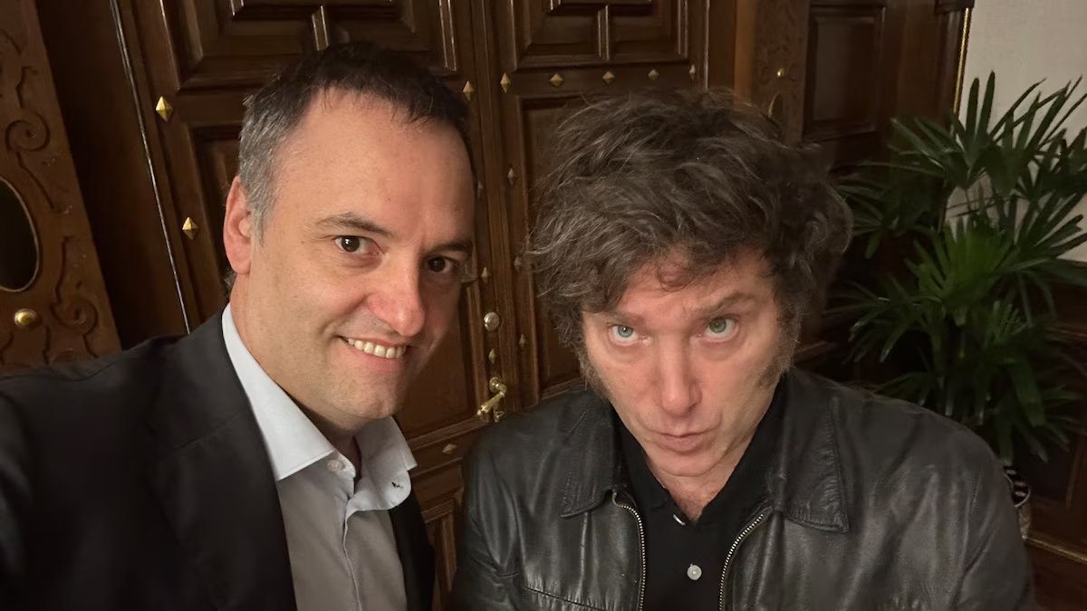 Miley Cyrus é mostrada com Adorni na riqueza do Chefe de Gabinete e nos motivos para voar