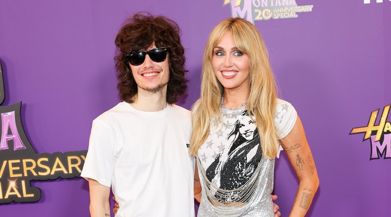 Miley Cyrus traz seu noivo e família para a estreia no tapete vermelho de ‘Hannah Montana 20’! (Fotos) | Brandi Cyrus, Dominic Purcell, Hannah Montana, Matt Southcombe, Maxx Morando, Miley Cyrus, Tish Cyrus | Notícias e fofocas sobre celebridades | Entretenimento, fotos e vídeos