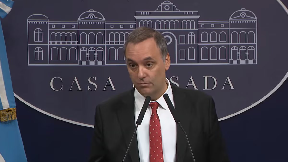 Muito urgente. Adorni precisa de um porta-voz