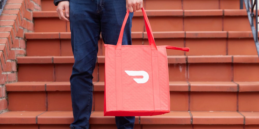 Mulher arrecada uma quantia incrível de dinheiro para ajudar o motorista do DoorDash, de 78 anos, a se aposentar | Interesse Humano | Notícias e fofocas sobre celebridades | Entretenimento, fotos e vídeos