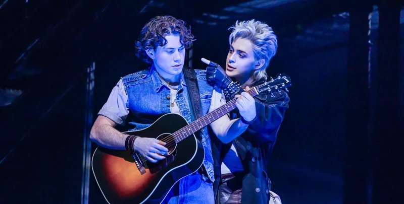 Musical da Broadway ‘The Lost Boys’ divulga primeiras fotos com início das apresentações em Nova York | Ali Louis Bourzgui, Benjamin Pajak, Brian Flores, Broadway, Dean Maupin, Jennifer Duka, LJ Benet, Maria Wirries, Miguel Gil, Paul Alexander Nolan, sean grandillo, Shoshana Bean, The Lost Boys | Notícias e fofocas sobre celebridades | Entretenimento, fotos e vídeos