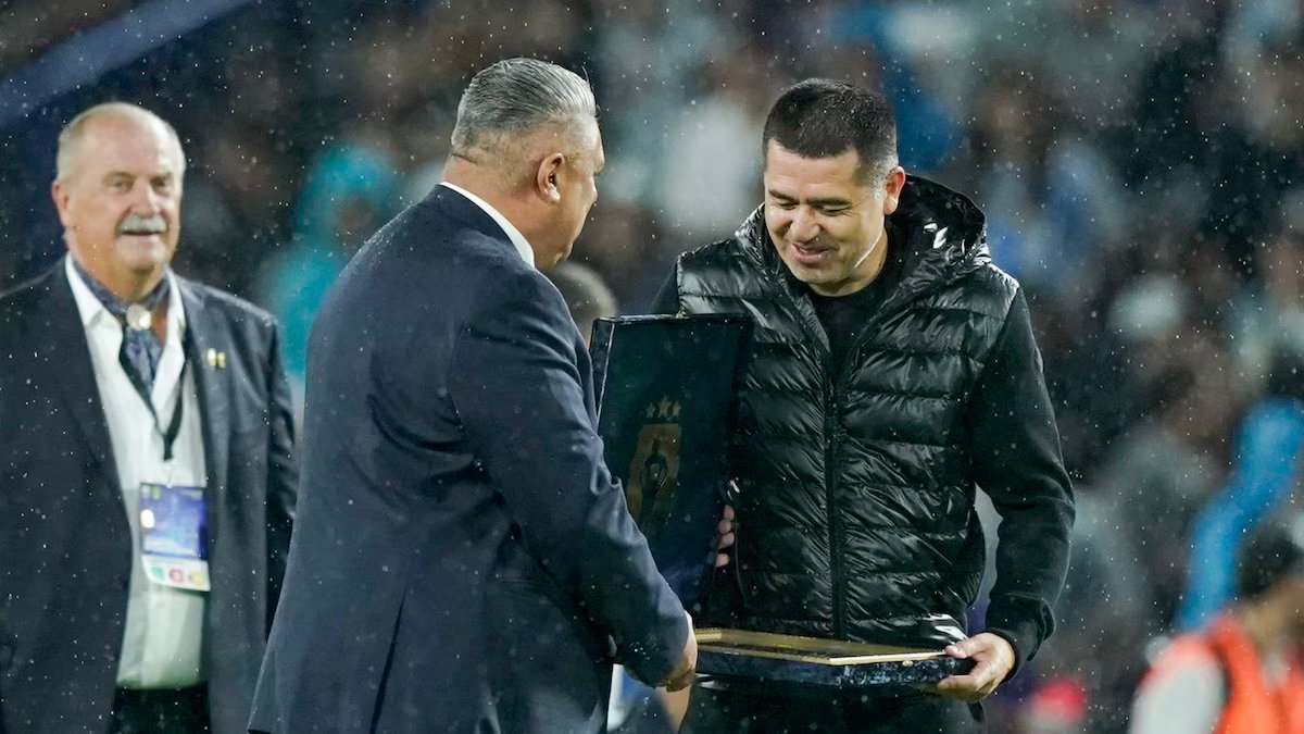 Nem mesmo Riquelme conseguiu se defender dos apitos contra Chiqui Tapia em La Bombonera.