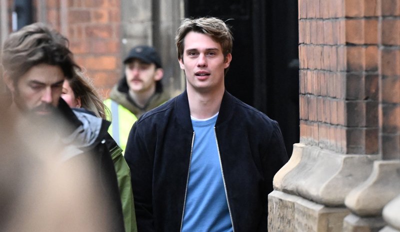 Nicholas Galitzine visto em um set falso em Nova York para as filmagens de ‘Red, White and Royal Wedding’ na Inglaterra | Nicholas Galitzine, Vermelho Branco e Azul Royal, Vermelho Branco e Casamento Real | Notícias e fofocas sobre celebridades | Entretenimento, fotos e vídeos