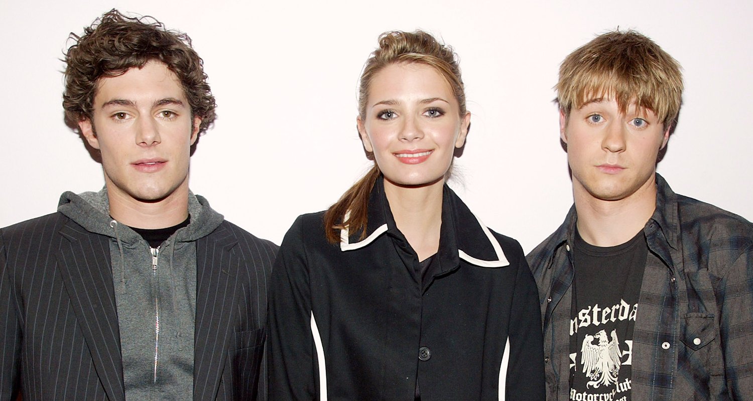 Notícias bombásticas do livro ‘Bem-vindo ao OC’: a saída chocante de Mischa Barton, o mau comportamento de Adam Brody no set e a audição de Emma Stone! | Adam Brody, Alan Dale, Autumn Reeser, Benjamin McKenzie, Chris Carmack, EG, Extended, Kelly Rowan, Melinda Clarke, Mischa Barton, Peter Gallagher, Rachel Bilson, Slideshow, Tate Donovan, The OC, Willa Holland | Notícias e fofocas sobre celebridades | Entretenimento, fotos e vídeos