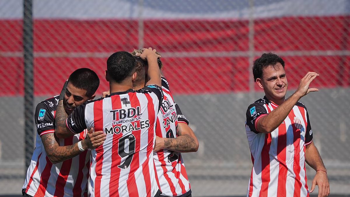 O Barracas Central esmagou o Atlético Tucuman com um gol contra, outro pelo meio e dois cartões vermelhos