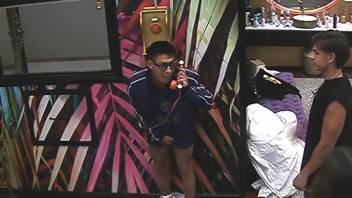 O momento hilário em que Brian atendeu o telefone dourado do Big Brother sem calças