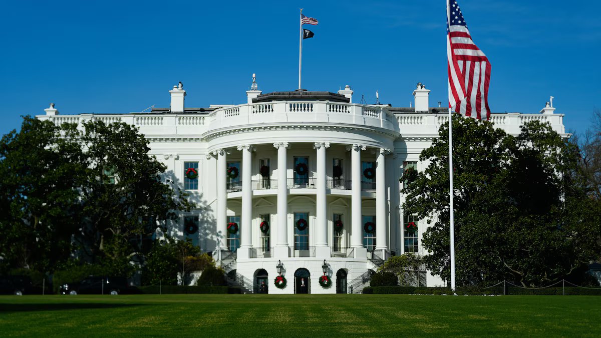 O perímetro da Casa Branca foi fechado depois que uma van bateu nas barreiras de segurança
