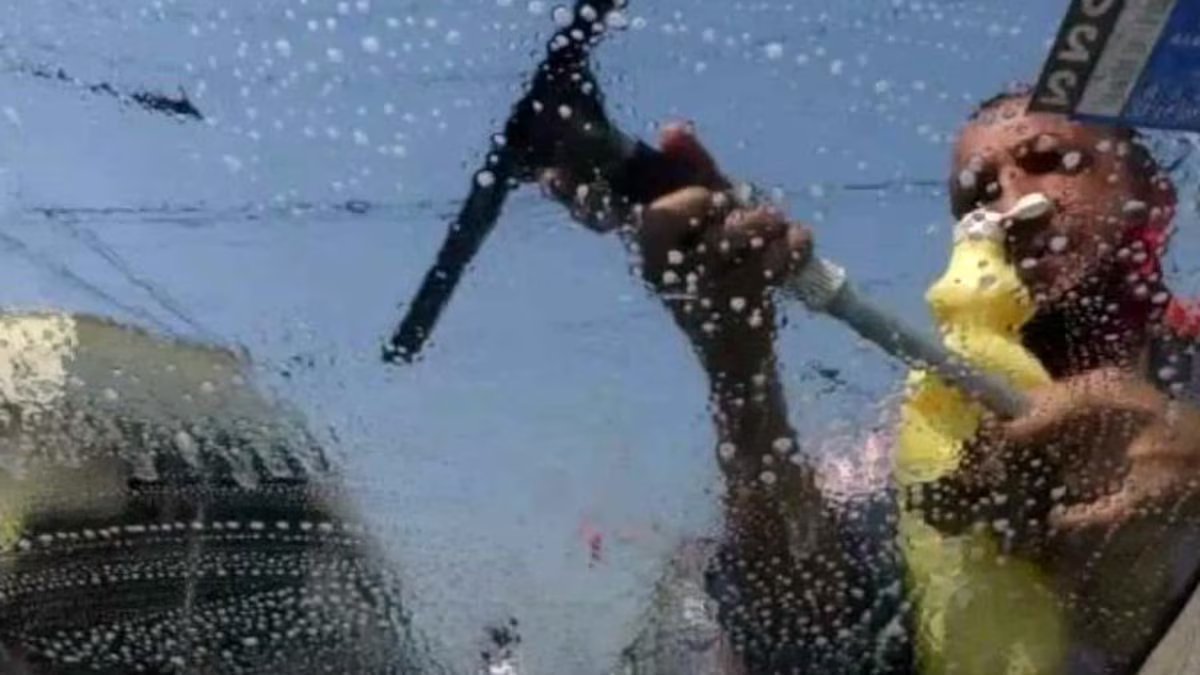 O prefeito proibiu o comércio ambulante e a atividade de limpa-vidros, trapeiros e malabaristas sem autorização.