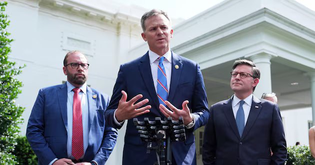 O presidente da Câmara, Johnson, endossa Blake Moore na luta nas primárias – Deseret News