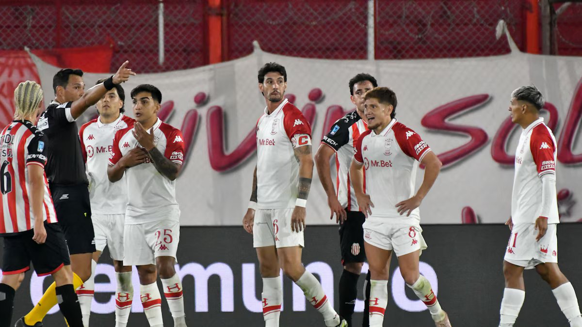 O que diz a gravação do VAR sobre o pênalti perdido do Huracan contra o Barakas