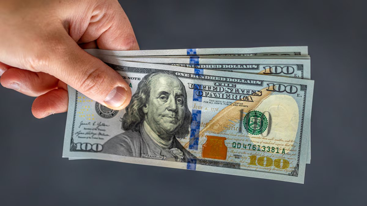 O risco do dólar e do país estão diminuindo, mesmo com as ações permanecendo no vermelho