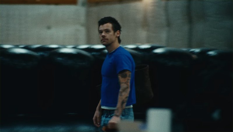 Obtenha exatamente as mesmas camisas azuis e brancas de Harry Styles do vídeo “American Girls” | Harry Styles, Compras | Notícias e fofocas sobre celebridades | Entretenimento, fotos e vídeos