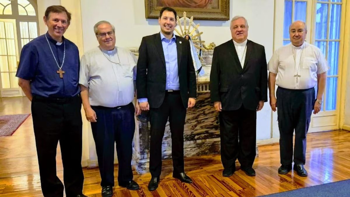Os bispos receberam o subsecretário de culto em mais um gesto para aliviar as tensões com o governo.