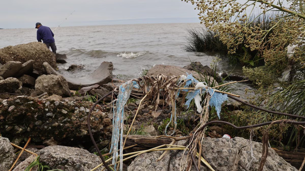 Os vizinhos que condenam a província dizem que vivem num “esgoto a céu aberto”.