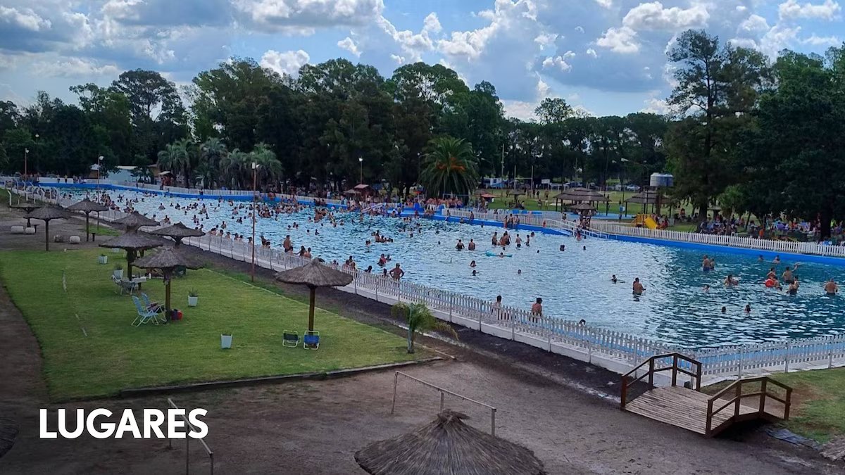 Possui uma das maiores piscinas do país e é vizinha da cidade natal de Myrtle Legrand.