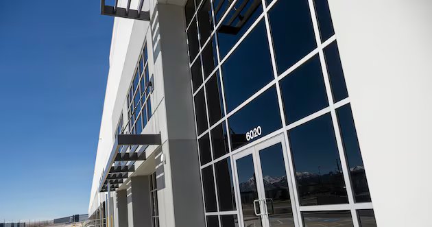 Prefeito de Salt Lake City desafia plano de detenção do ICE – Deseret News