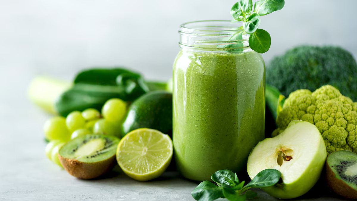 Quais são os benefícios de beber suco verde no café da manhã?