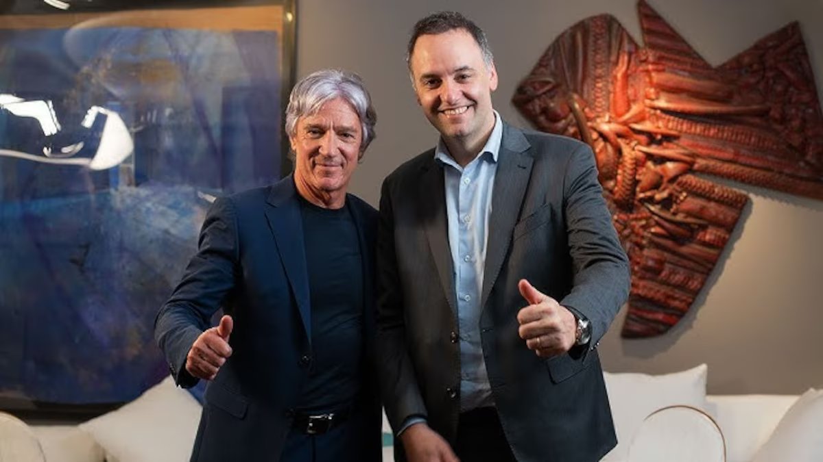 Quem é Marcelo Grandio, o apresentador da Televisão Pública que aparece no voo particular que Adorni faz para o carnaval?