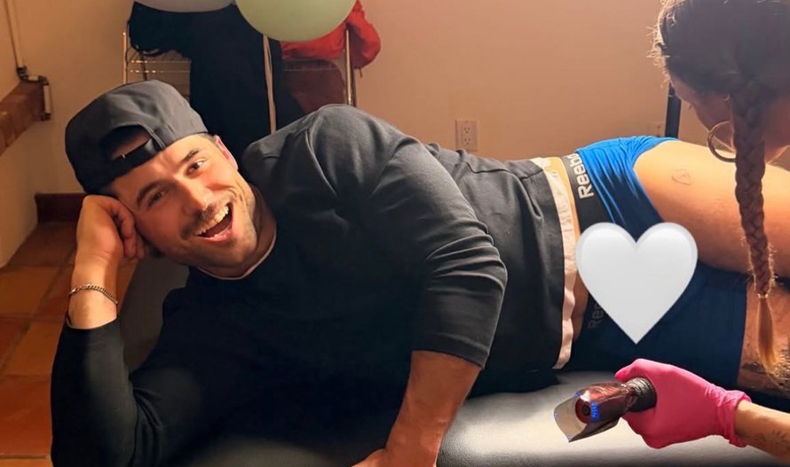 Robbie GK, do Heated Rivalry, mostra uma nova tatuagem na coxa enquanto posa de cueca | Robbie GK | Notícias e fofocas sobre celebridades | Entretenimento, fotos e vídeos