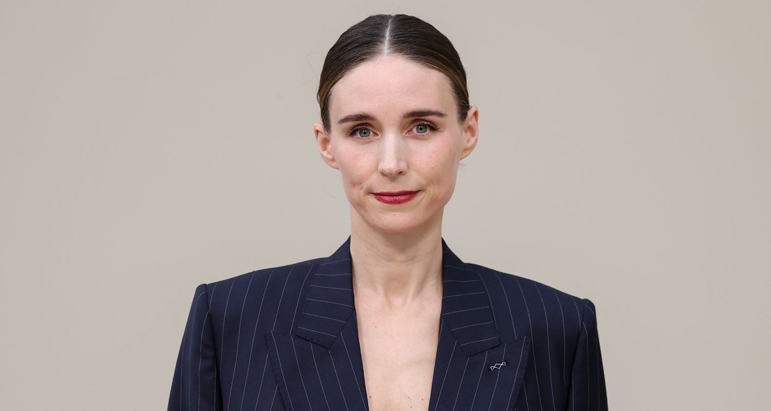 Rooney Mara faz topless sob blazer no desfile da Givenchy em Paris | Alexa Chung, Elizabeth Olsen, Mia Regan, Rooney Mara | Notícias e fofocas sobre celebridades | Entretenimento, fotos e vídeos