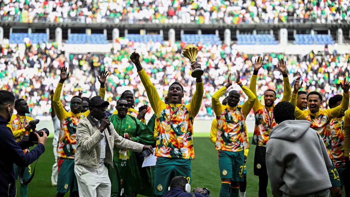 Senegal em rebelião. mostraram a Taça de África, que lhes foi tirada há uma semana, e mostraram-na ao mundo.