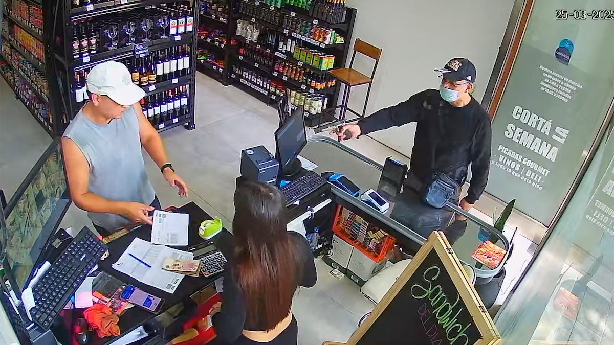 Seu cúmplice resistiu ao tiroteio, conseguiu escapar, mas quase um ano depois foi pego.