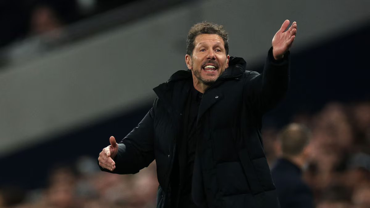 Simeone mostrou o peito com Julián Alvarez, falou sobre “curvas” e elogiou a escolha de Scaloni como goleiro.