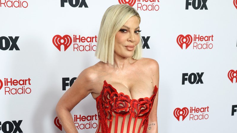 Tori Spelling usa vestido vermelho transparente no tapete do iHeartRadio Music Awards de 2026 | 2026 iHeartRadio Music Awards, iHeartRadio Music Awards, Tori Spelling | Notícias e fofocas sobre celebridades | Entretenimento, fotos e vídeos