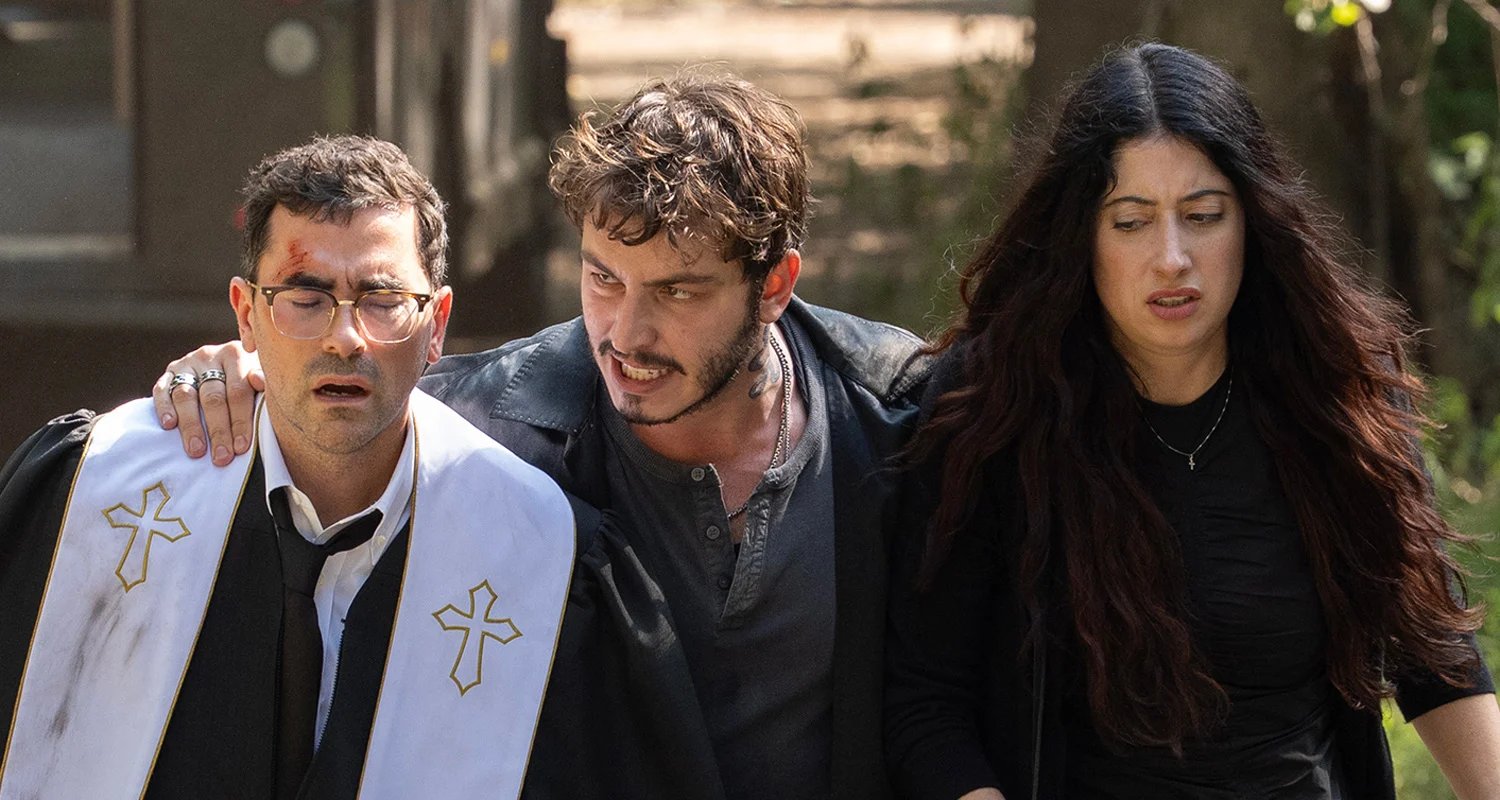 Trailer de ‘Big Mistakes’: Dan Levy e Taylor Ortega se envolvem em apuros por causa de um colar roubado na série da Netflix – Assista! | Abby Quinn, Boran Kuzum, Dan Levy, Darren Goldstein, Elizabeth Perkins, Ilia Volok, Jack Innanen, Jacob Gutierrez, Joe Barbara, Laurie Metcalf, Mark Ivanir, Netflix, Taylor Ortega, TV, Trailer | Notícias e fofocas sobre celebridades | Entretenimento, fotos e vídeos