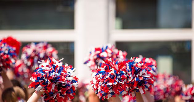 Treinadora de torcida afirma que foi demitida por amamentar em evento – Deseret News